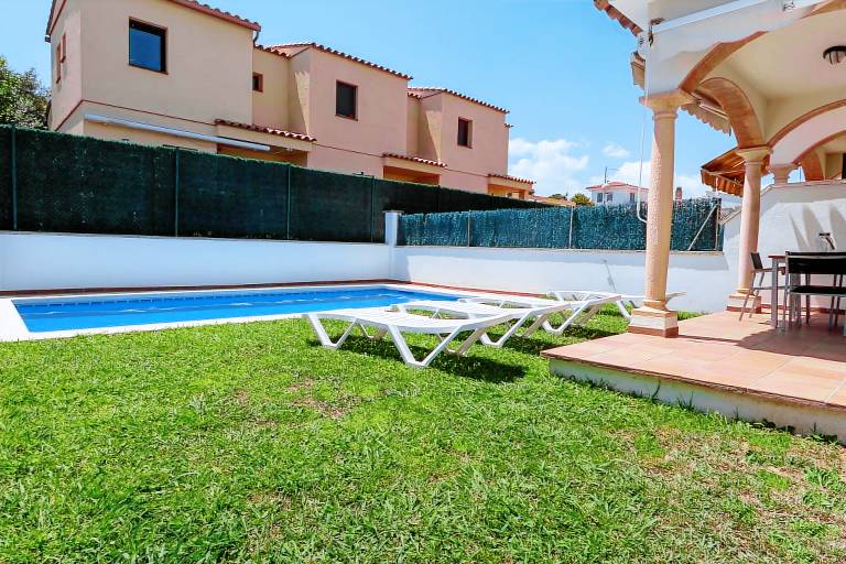 Fully equipped wonderful house with terrace, private pool & yard | Pets are welcome — photo 2