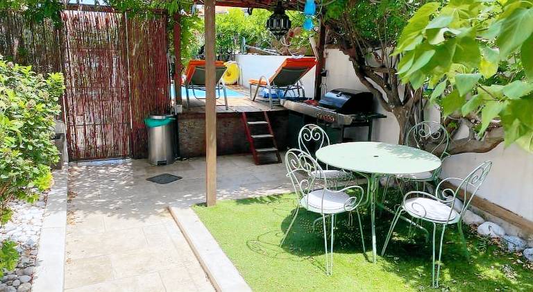 Apartment with pool — photo 5