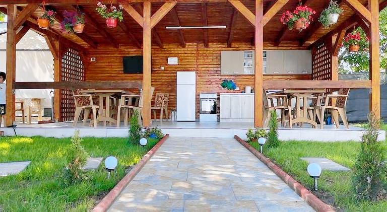Ample house with yard & patio | Pets are welcome — photo 4