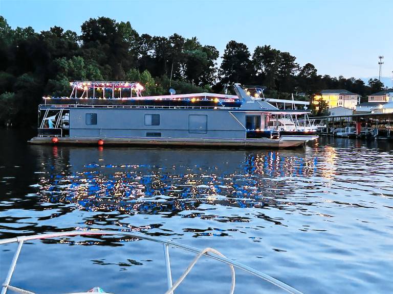 Houseboat  Lake Wylie