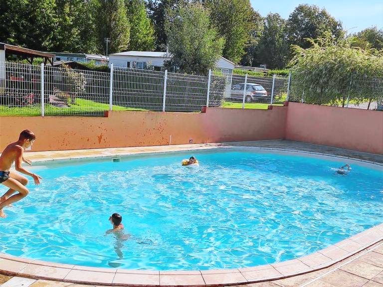 Mobile home with heated pool & patio in Dieppe