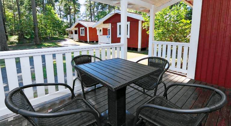 Lodge with yard & patio — photo 4