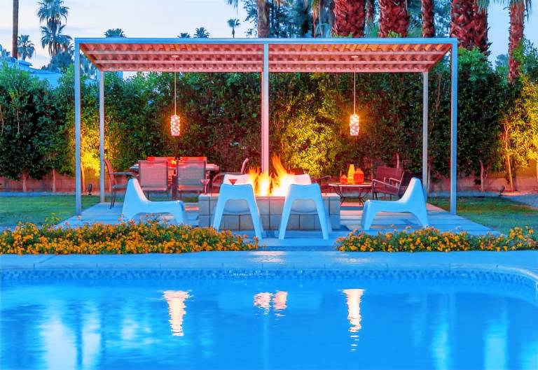 Vacation home with pool — photo 2