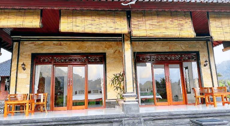 Lodge with patio & yard — photo 4