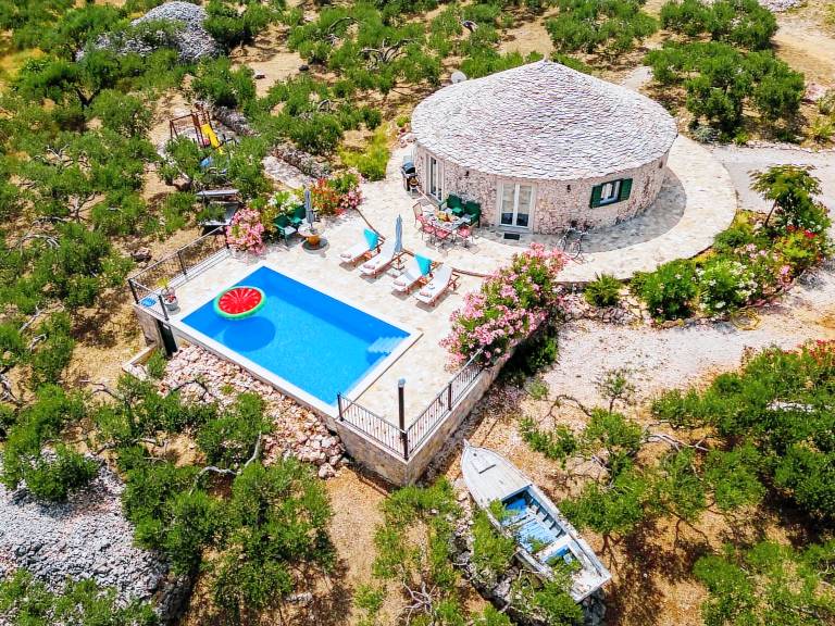 Authentic Island Bunja House with pool — photo 4