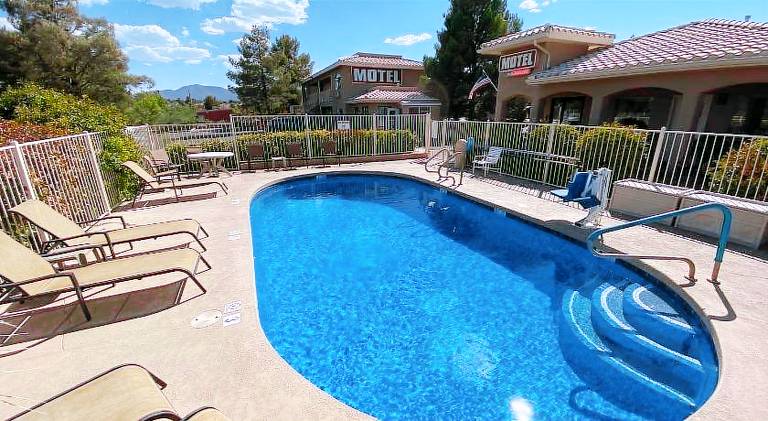 Pines Inn & Suites — photo 4