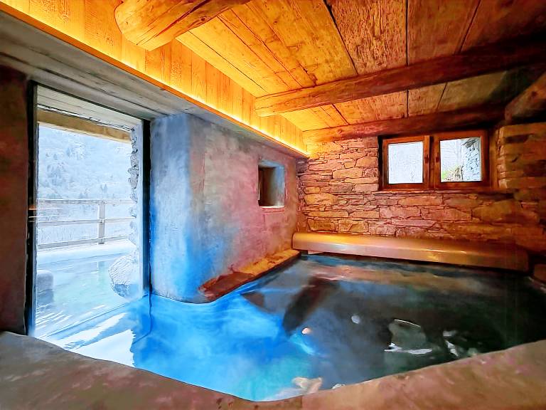 Vacation home with jacuzzi, yard & private pool — photo 3