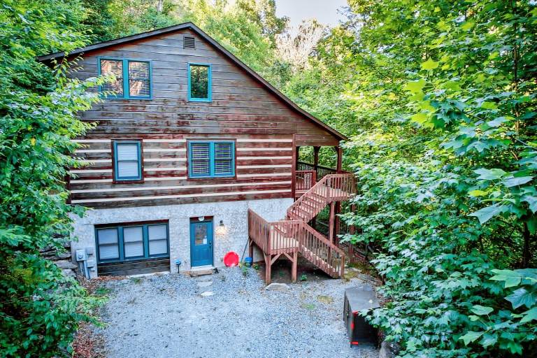 Uncle Johns Cabin in peaceful Valle Crucis - Hot Tub - Pool Table - Ping Pong in Boone, NC