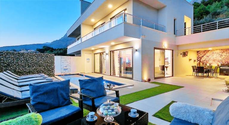 Vacation home with pool — photo 4