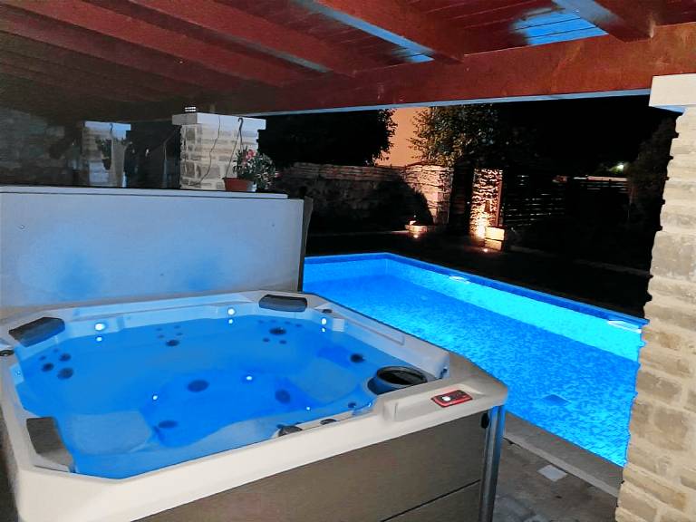 Pleasant villa with pool, hot tub & barbeque | Dogs allowed — photo 5