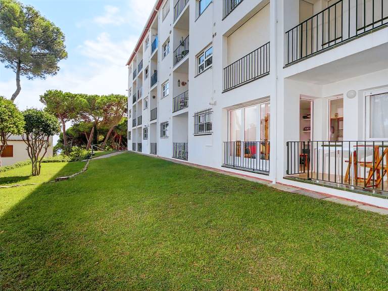 Rental apartment with pool & yard — photo 4