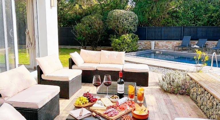 Villa with pool — photo 4