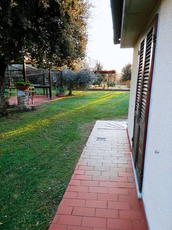 Villa with yard — photo 2