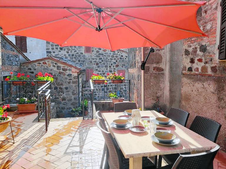 Rental apartment with patio — photo 3