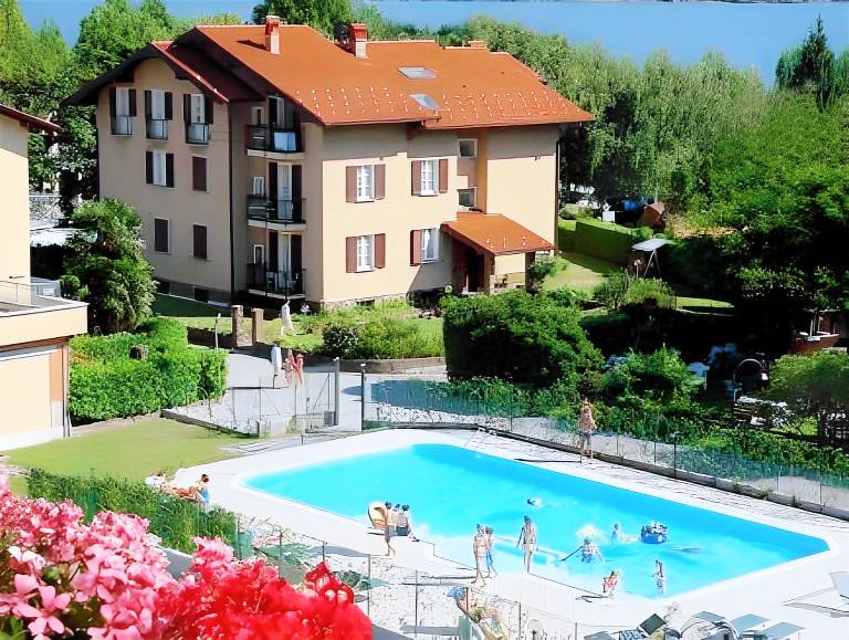 Serviced apartment with jacuzzi, pool & yard in Gravedona