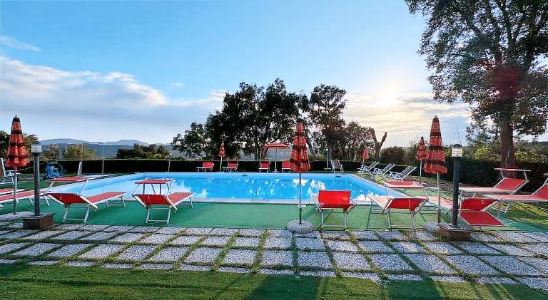 Lodge with terrace, pool & garden — photo 3