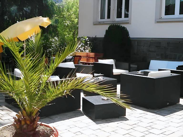 Rental apartment with yard & terrace — photo 5
