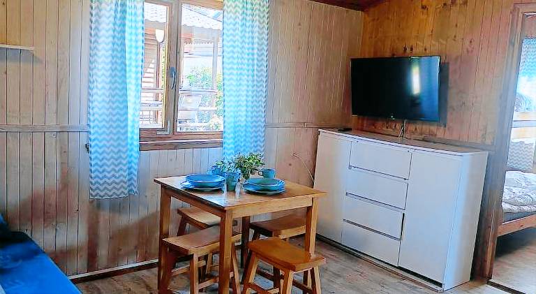 Lodge with barbeque, yard & terrace — photo 2