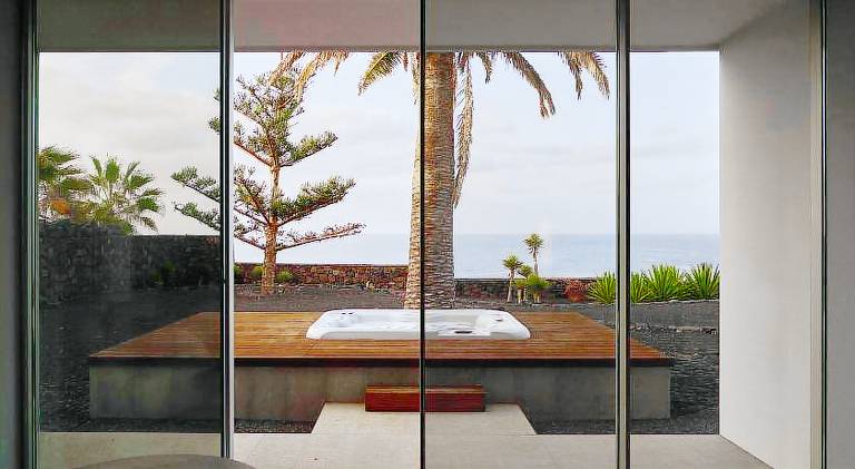 Villa with terrace, yard & grill — photo 3