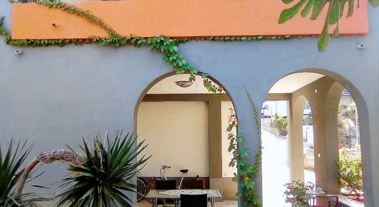Apartment with yard & terrace — photo 3