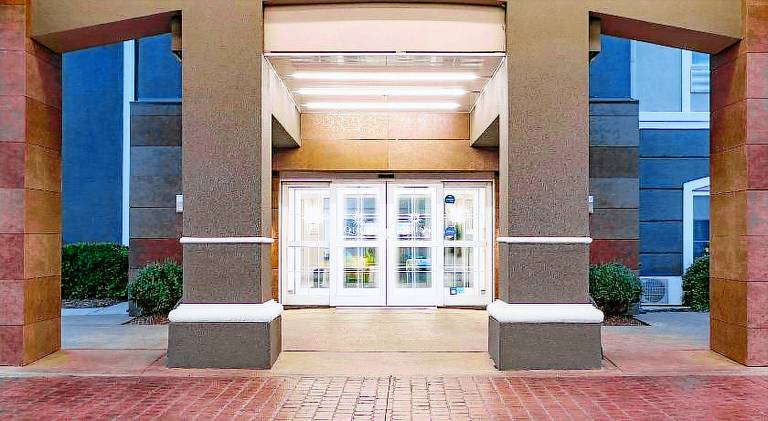 La Quinta Inn & Suites by Wyndham Norfolk — photo 4