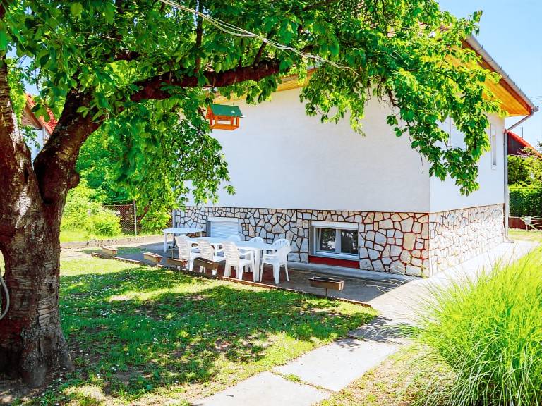 House with barbecue, terrace & garden — photo 3