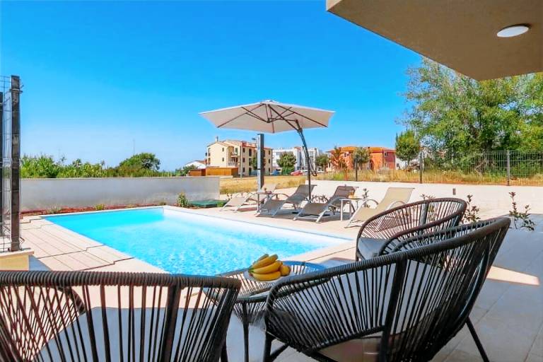 Villa with pool, barbeque & patio — photo 3