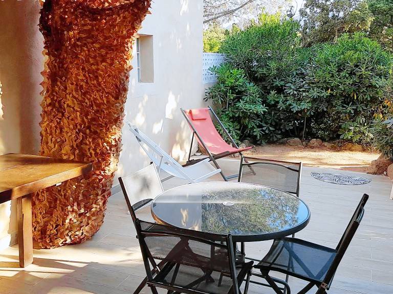 Cozy Villa with Terrace, 200m from Santa-Giulia Beach, A/C, Private Parking — photo 2