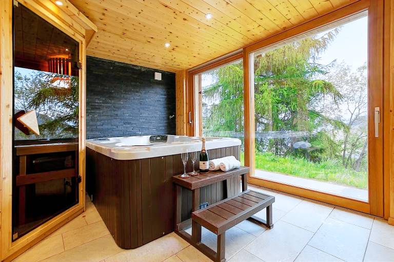 Chalet with sauna, patio & hot tub — photo 3