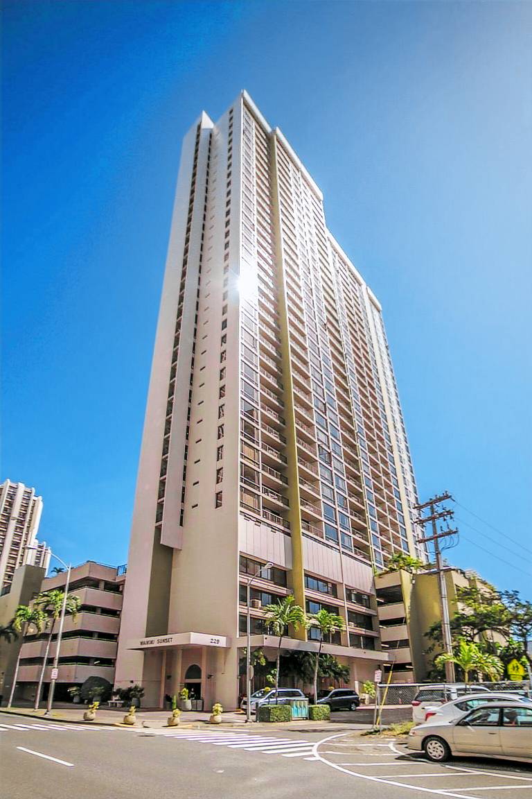 Waikiki Sunset Close to Beach with Parking — photo 5