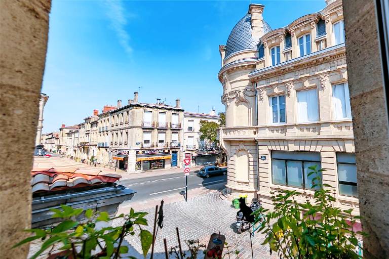 Duplex Heart of Bordeaux – Elegance, Comfort and City Views — photo 3