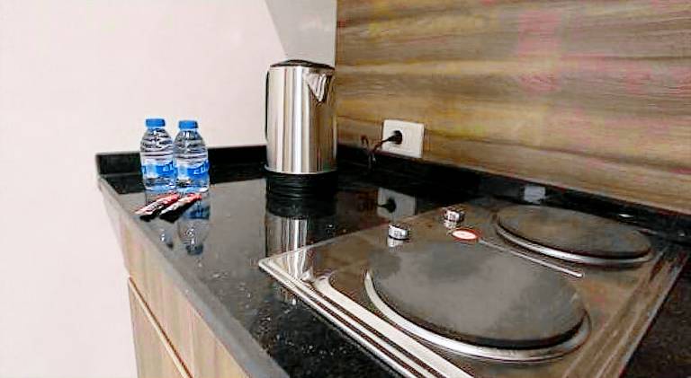 Apartment with patio & hot tub | Near King Abdullah I Mosque | Dogs allowed — photo 5