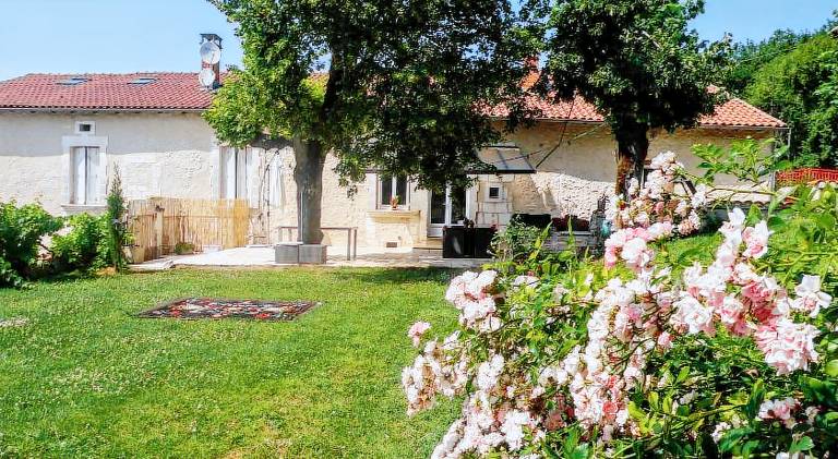 Vacation home with BBQ, terrace & garden in Périgueux