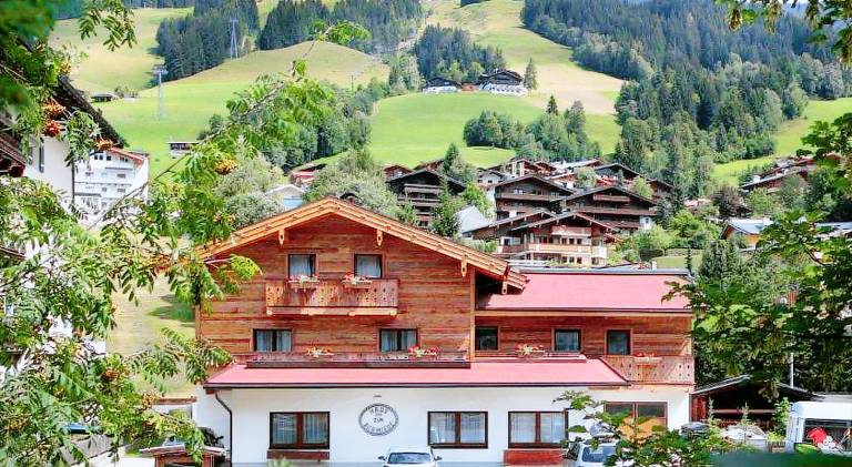 Beautiful serviced apartment with garden & terrace | Next to the ski | Suitable for remote work | Pets are welcome in Saalbach-Hinterglemm