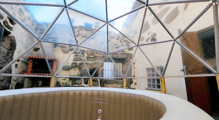 House with hot tub — photo 5