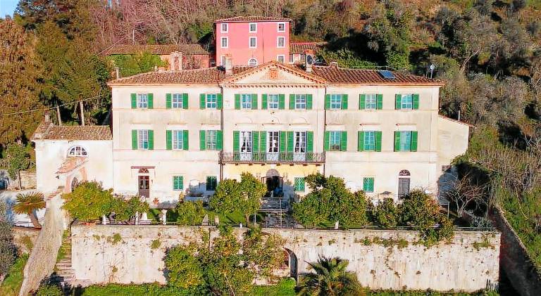 Farm with terrace & yard in Camaiore