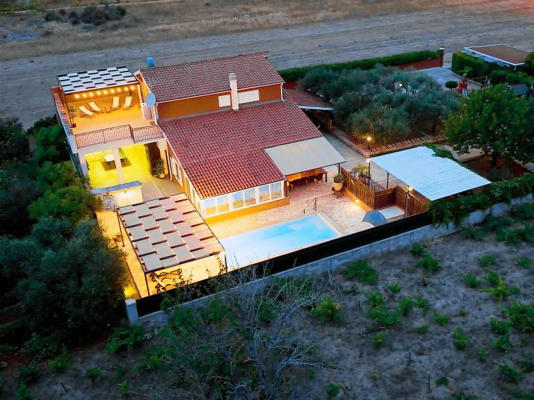 House with BBQ, private pool & patio | Mountain view — photo 3