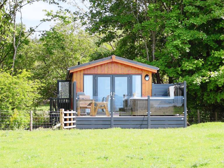 Family-oriented cottage with hot tub, BBQ & yard | Beach view | Dogs allowed — photo 2