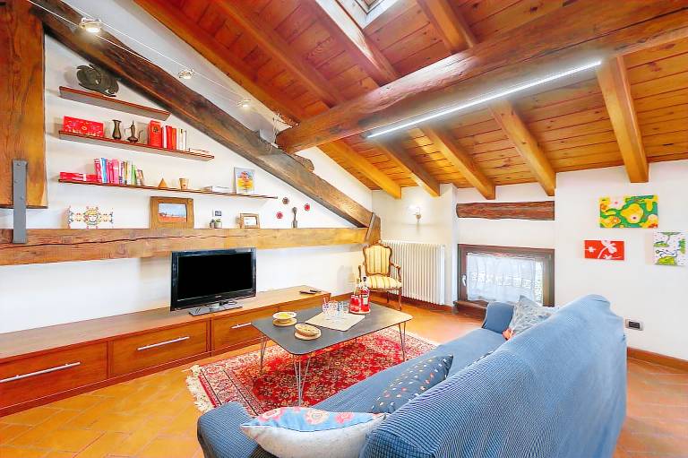 ‘La Mansarda Del Viaggiatore’ Apartment with Mountain View, Private Terrace & Wi-Fi — photo 3