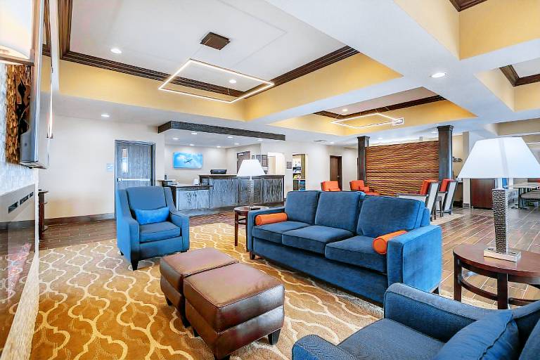 Comfort Inn & Suites Cedar Rapids CID Eastern Iowa Airport — photo 2