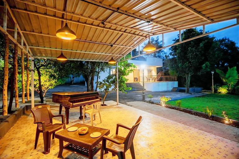 Villa with yard, barbeque & pool | Pets allowed — photo 3