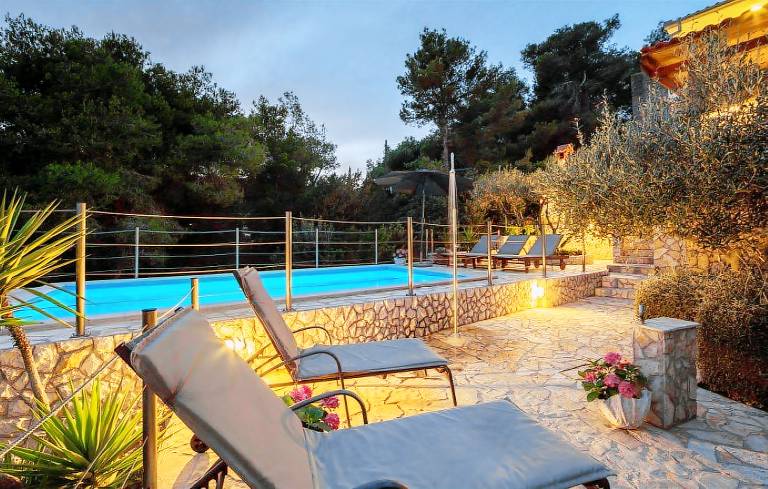 Vacation home with garden, private pool & barbeque | Garden view — photo 2