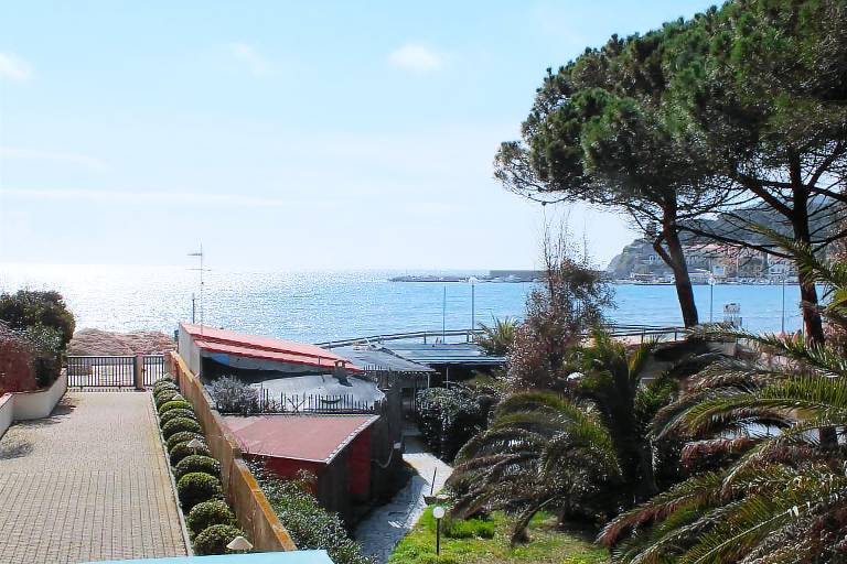Family-friendly charming rental apartment with patio, yard & BBQ | Sea view | Close to the beach | Pets are welcome — photo 3