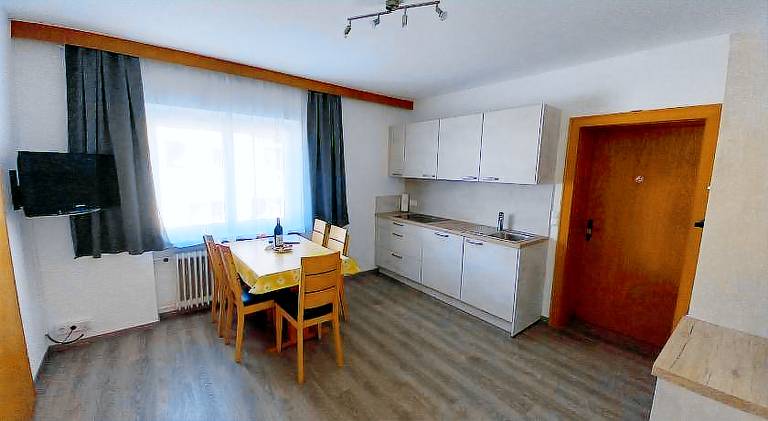 Rental apartment with yard & patio — photo 3