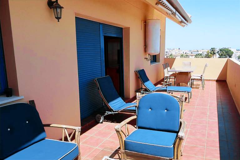 Holiday apartment with pool, patio & garden — photo 3