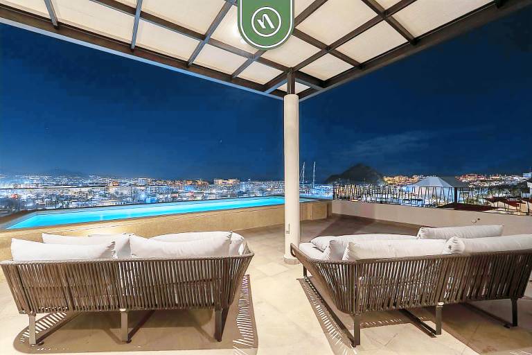 Amazing Studio with Rooftop Pool 5 min to Marina