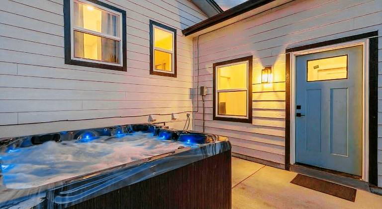 Vacation home with hot tub — photo 4