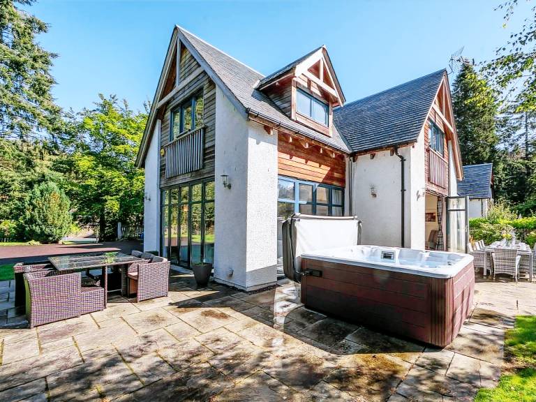 Cottage with garden & hot tub | Water view — photo 2
