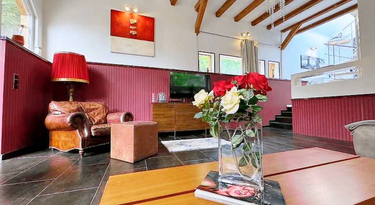 House with pool — photo 4