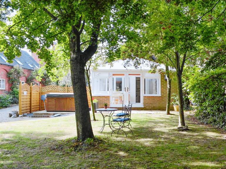 Family-oriented nice vacation home with yard & jacuzzi | Dogs allowed in Gloucester
